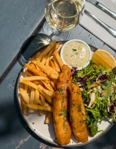 beer battered barramundi, garden salad, chips, lemon, tartare (gfo)